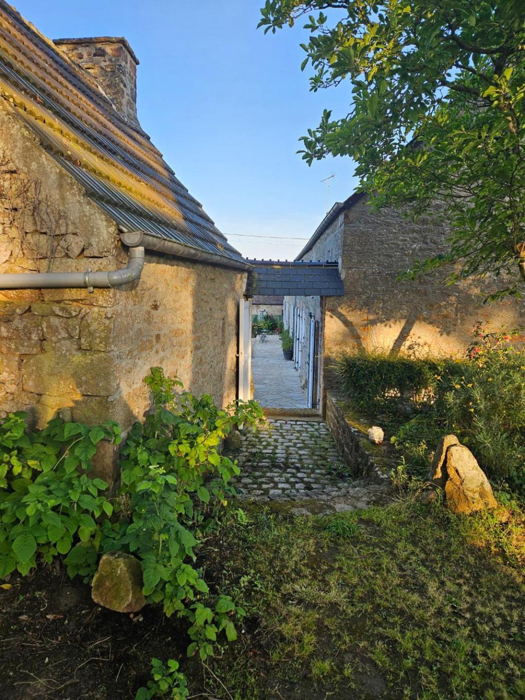 Les 13 Lavoirs D'Antan - Chambre Globe-Trotteur Saint-Pierre-Église Buitenkant foto